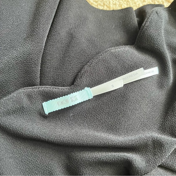 Kimchi Blue Urban Outfitters Scallop Scalloped Black Romper Flowy Small S V Neck - Picture 3 of 3